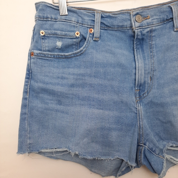 Levi's High Rise Cut-Off Shorts Light Wash Size 32/14 - Picture 3 of 8